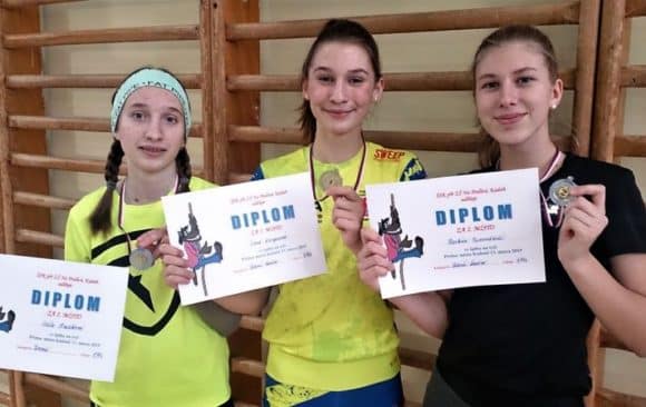 Závody ve šplhu na tyči