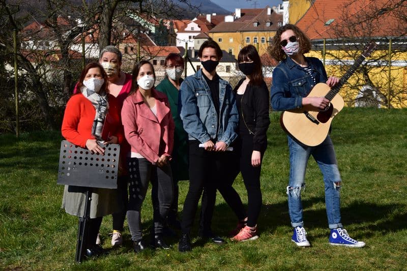 Zpívání pro seniory_28 Zpívání pod okny Domova seniorů