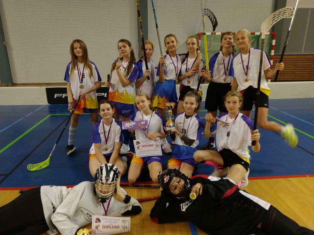 Mladší žákyně vyhrály florbalový turnaj 01 Mladší žákyně vyhrály florbalový turnaj