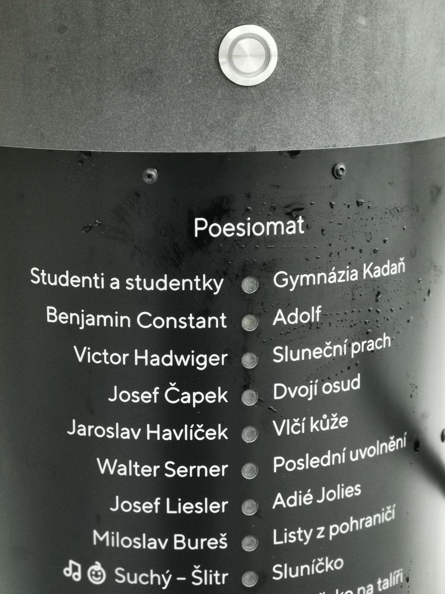 Poeziomat s absolventkami a absolventy GymKai 01 Poeziomat v Kadani byl slavnostně uveden do provozu