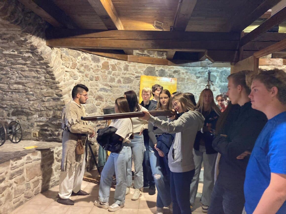 Honza Kofroň provedl své spolužáky ze sexty expozicí ve středověké baště