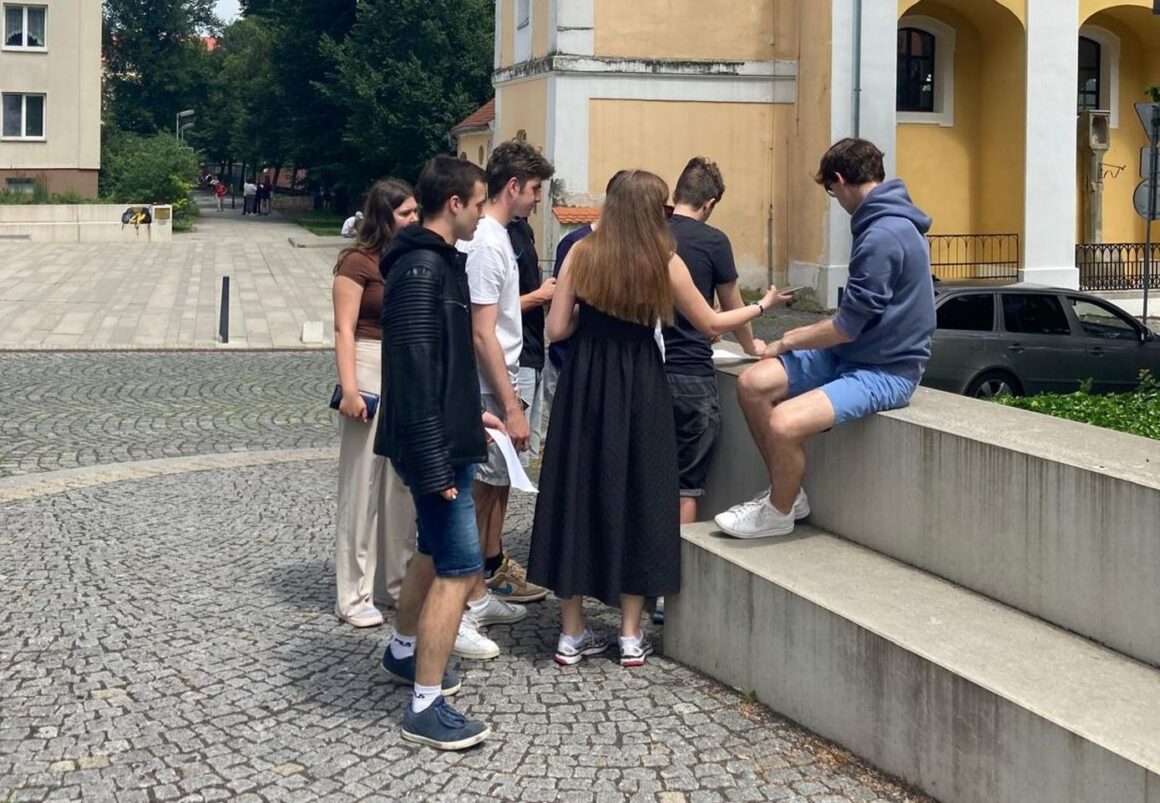 Skoro letní učení dějepisu venku