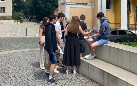 skoro-letni-uceni-dejepisu-venku_05 Skoro letní učení dějepisu venku