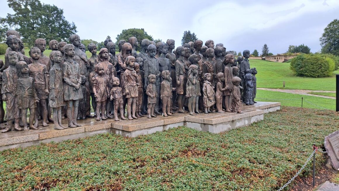 Dějepisná exkurze do Lidic a Národního památníku hrdinů Heydrichiády