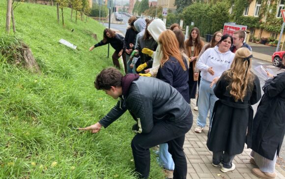 projekt_krokus_gymka_2024_02 Zasadili krokusy jako připomínku židovských obětí