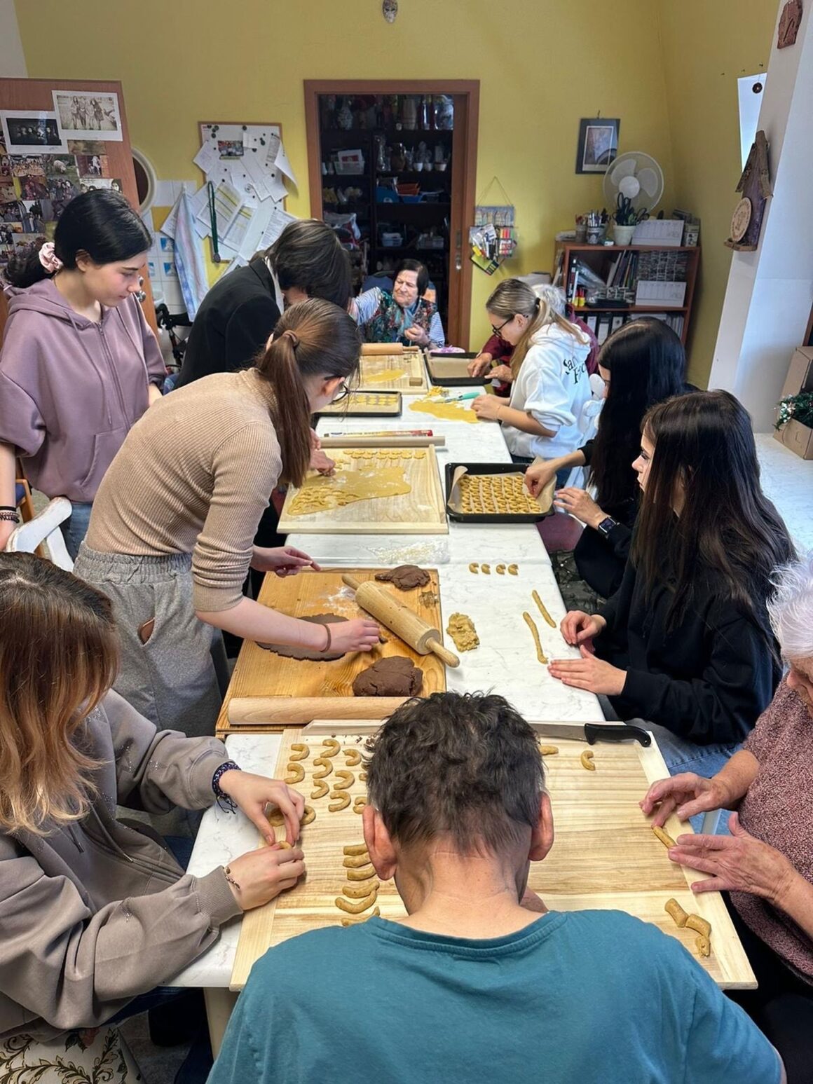 mezigeneracni_setkavani_listopad_14 Prváci se seniory v Kadani si vyměnovali zkušenosti