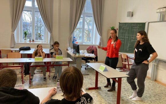 Kvartáni Gymnázia Kadaň: Debatování v angličtině na téma, které nás všechny pálí