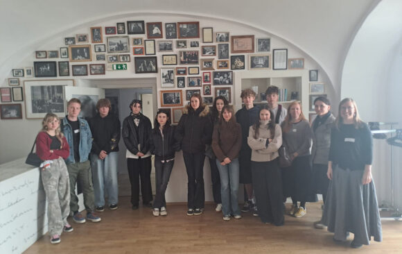 Výlet studentů Salónu na workshop na téma LIDSKÁ PRÁVA ANEB DO VĚZENÍ ZA PÍSNIČKU? do Knihovny Václava Havla