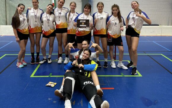 Skvělý florbalový týden: Děvčata slaví okresní stříbro, chlapci vezou bronz