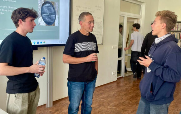 Promítání studentského filmu a beseda o Postoloprtech